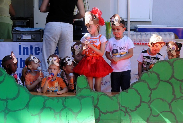 Die Kleinen des Kindergartens wirken am Programm mit.   | Foto: Wolfgang Knstle