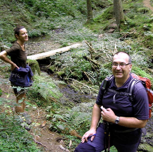 Zwei Wanderer in der mittlerweile viel...rtigen Geo-Caching-Station eintragen.   | Foto: Liane Schilling