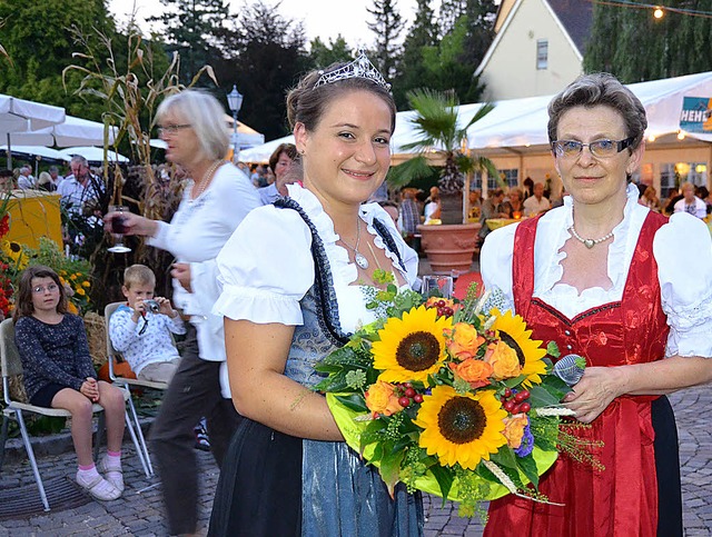 Angelika Lesniak (rechts) begrt  die... auf dem Schlossplatz in Badenweiler.   | Foto: Sigrid umiger