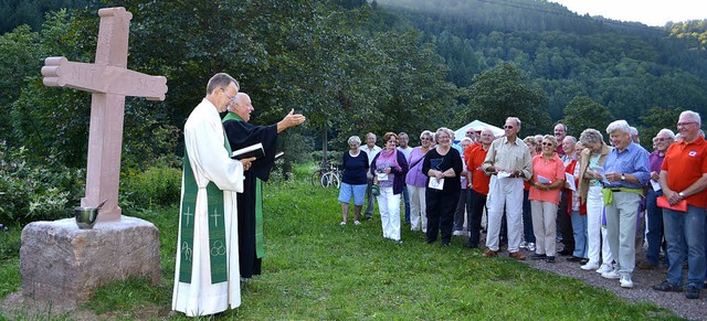 Diakon Matthias Blaznik und Pfarrer Ha... das komplett restauriert worden ist.   | Foto: Paul Berger