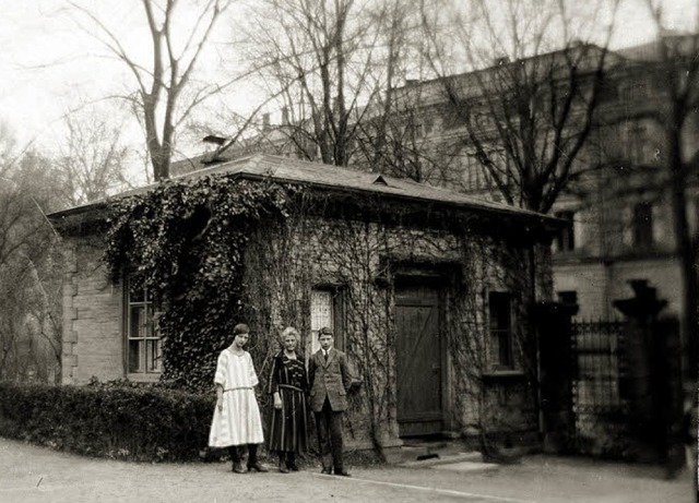 Ende der 1920er Jahre: Lydia Kretschme...ichen Pfrtnerhuschen am Colombipark.  | Foto: Privatbesitz