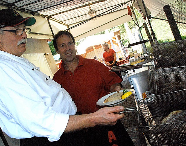 Profikoch Arnold Ritzi brt die Forellen.   | Foto: Maja Tolsdorf