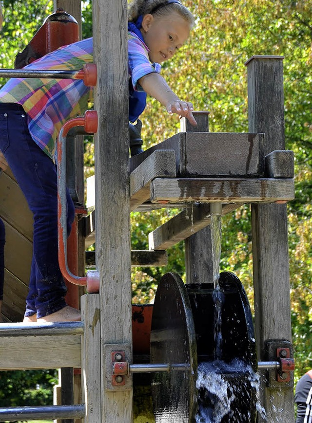 Wasser marsch! Auf dem Spielplatz  St. Peter im Grttpark   | Foto: Gehrig