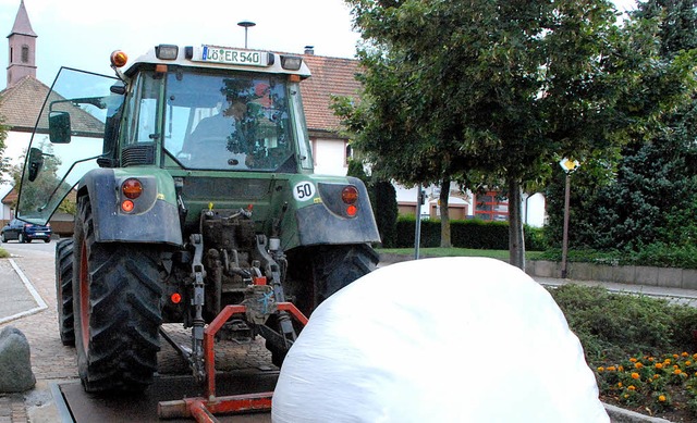 Ein Siloballen kommt auf die Brckenwa...eide und Streuobst zum Wiegen vorbei.   | Foto: Maja Tolsdorf