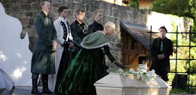 Katja Thost-Hauser als Knigin Gertrud am Sarg des ermordeten Knigs  | Foto: fotos: heidi fssel