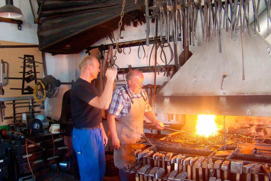 In der Schmiede ging es heiß zu: Aus dem Feuer wurden Hufeisen gezogen (Foto: Ingrid Arndt) In der Schmiede ging es heiß zu: Aus dem Feuer wurden Hufeisen gezogen (Foto: Ingrid Arndt)