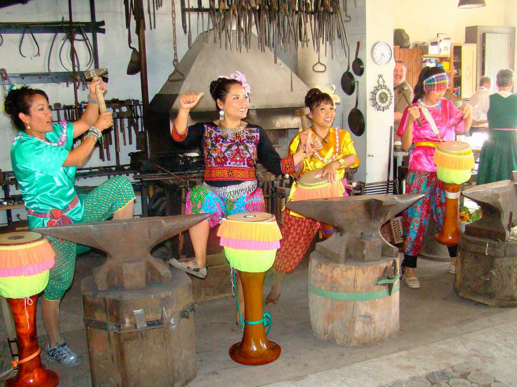 Zwischen Amboss udn Esse boten die Tanzgruppe Folklore