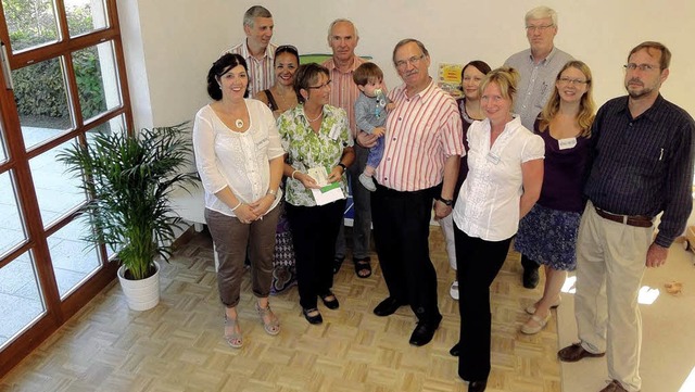 Gruppenbild zur Feierstunde mit vielen... neue Kita-Leiterin Sybille Hartbrich.  | Foto: Silke Hartensten