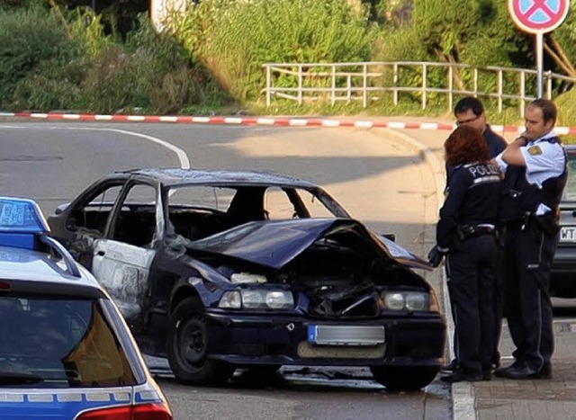 Vllig ausgebrannt ist gestern ein Pkw BMW.   | Foto: Tobias Hilpert