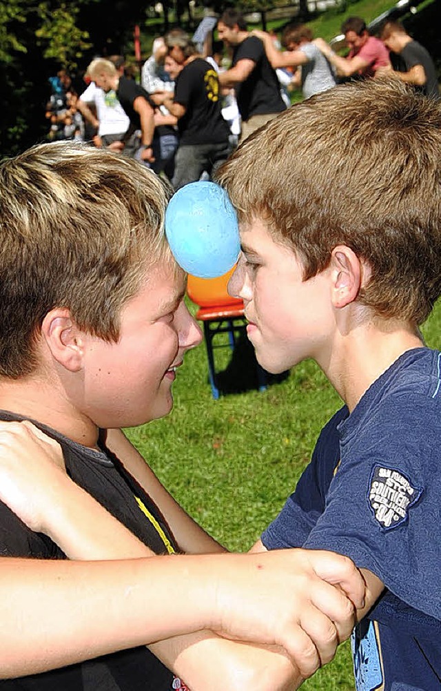 Einen mit Wasser gefllten Ballon  Sti...s) und Johannes Maier   Konzentration.  | Foto: Hans-Walter Mark