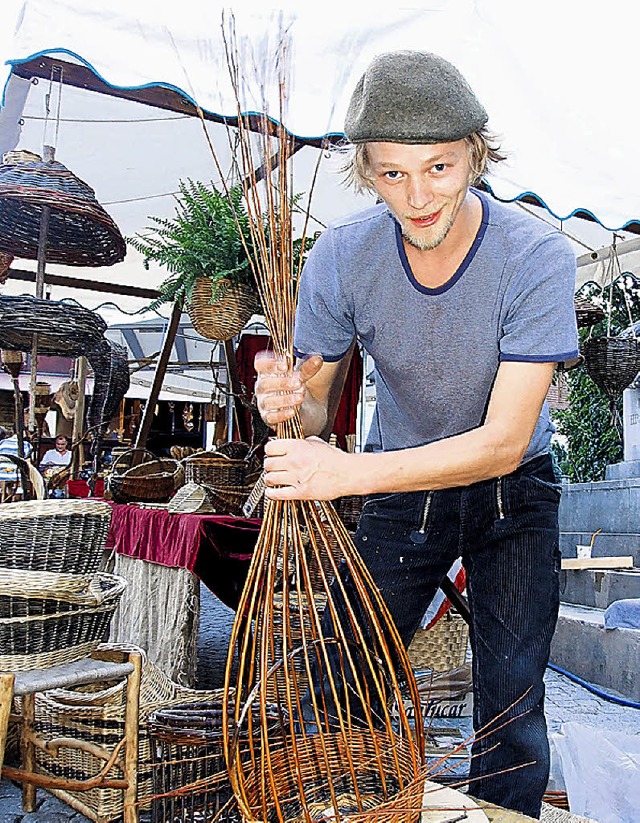 Daniel Schenk aus Badenweiler zeigt die Kunst des Korbflechtens.  | Foto: Freudig 