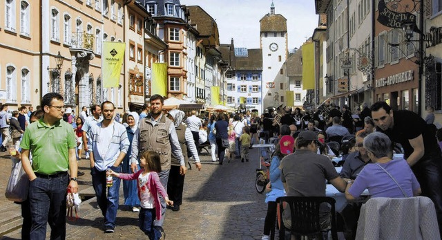 Ein vertrautes Bild: Die Kaiserstrae in Waldshut mit vielen Besuchern.   | Foto: FREUDIG