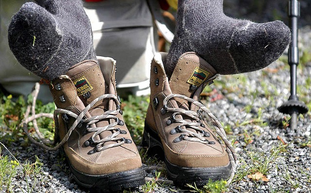 Die  Schwarzwaldvereinler  ziehen die Wanderschuhe aus.   | Foto: DDP