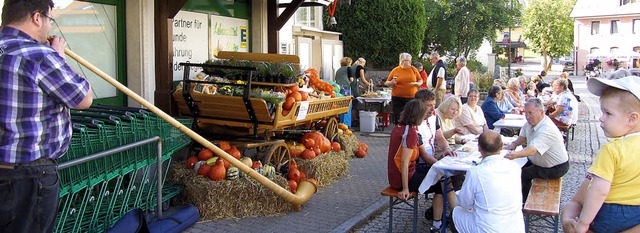 Haymo Brugger aus Rotzingen (links) li...hweizer Spezialitten gut gehen lie.   | Foto: Johannes Wasmer