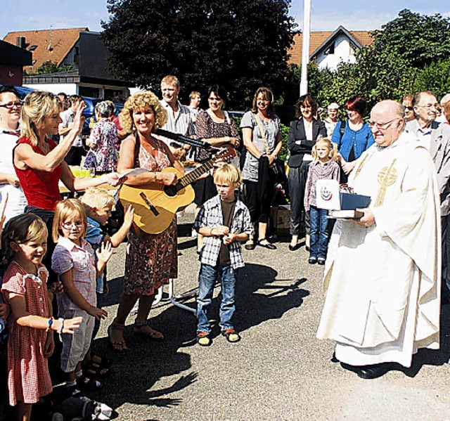 Die Kindergartenkinder  verabschieden sich vom  Pfarrer.  | Foto: Dehmel