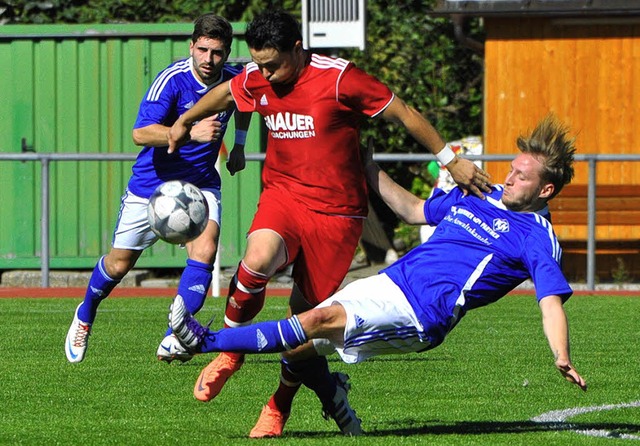 ber den Kampf zurck zum Spiel: Neust...Hintergrund FCN-Strmer Josip Katava.   | Foto: Bernd Seger