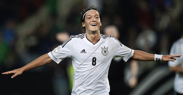 Gegen Frer war Mesut zil zweifacher...bester Spieler der deutschen Auswahl.   | Foto: afp