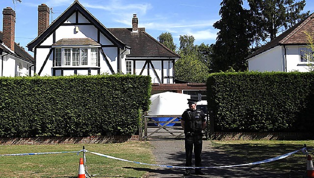 Die Polizei durchsuchte am Wochenende ...s in der englischen Grafschaft Surrey.  | Foto: dpa