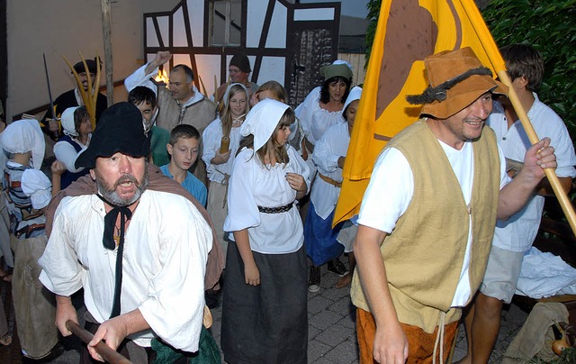 Historisches Theater bei den Weintagen...gebrachten Bauern strmen das Kloster.  | Foto: Roland Vitt