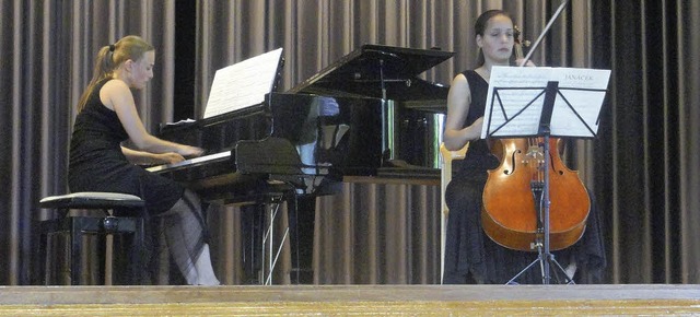 Kyra Steckeweh (Klavier) und Marielle ... Kammermusik in der Festhalle des ZfP.  | Foto: Katharina Bchle