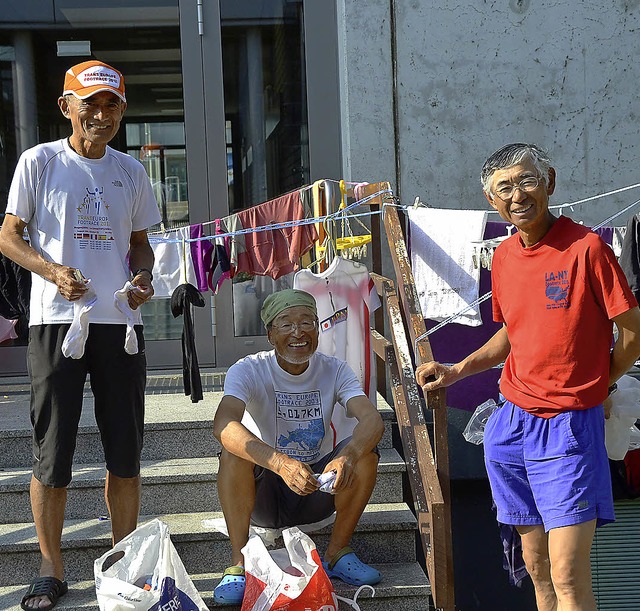 Erschpft, aber glcklich: Drei Japaner in Bad Krozingen.  | Foto: Ute Wehrle