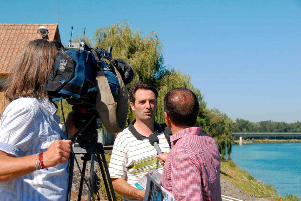 Thierry Gelb vom Organisationsteam im Gesprch mit einem franzsischen Fernsehteam.