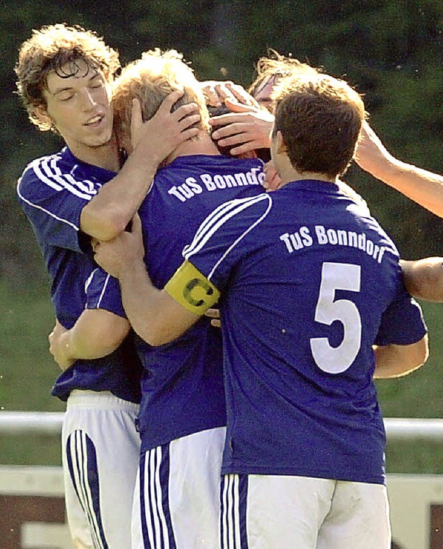 Am Ende jubelten die Bonndorfer im Bezirksliga-Derby gegen den FC Lffingen.   | Foto: Patrick Seeger