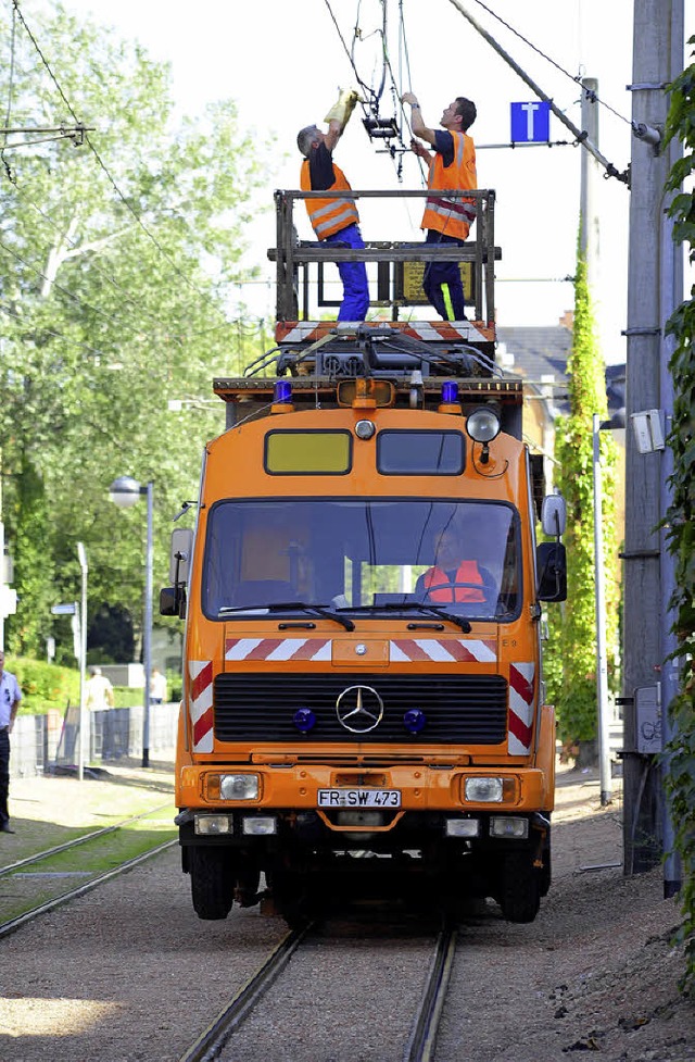 Spezialisten reparieren die Oberleitung.   | Foto: Thomas Kunz