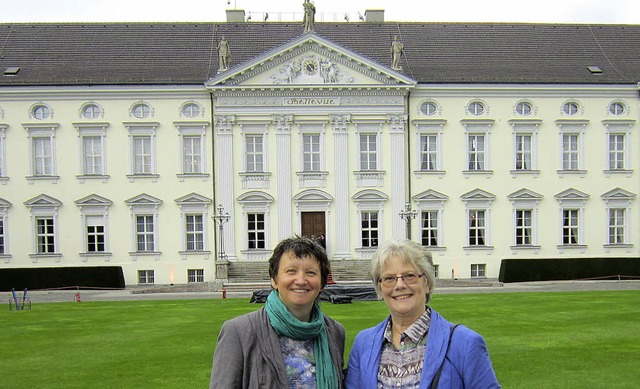 Carmen Strzel (links) und Margaret Gl...st in den Garten von Schloss Bellevue.  | Foto: privat