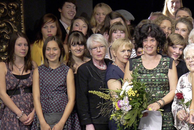 Annette Mller (Zweite von rechts vorn...der Bhne des Theaters von Rudolstadt   | Foto: Hans-Peter Goergens