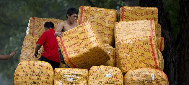 Weniger zu tun gibt es auf diesem Gromarkt fr Textilien in Peking.  | Foto: dapd