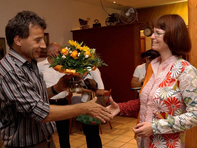 Blumen fr die Siegerin: Dorothee Granderath  nimmt erste Glckwnsche entgegen  | Foto: Patrik Mller