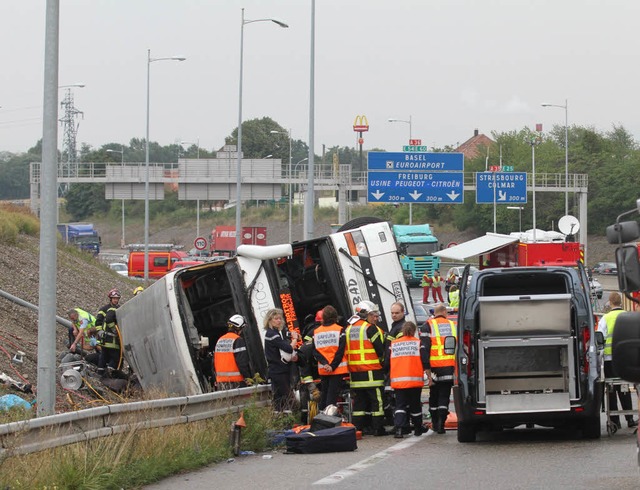 Bei einem Unfall bei Mulhouse sind min...eses polnischen Reisebusses gestorben.  | Foto: dapd