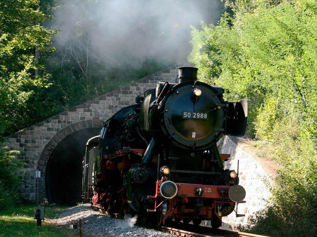 Bei Grimmelshofen kommt der Zug aus dem Tunnel.