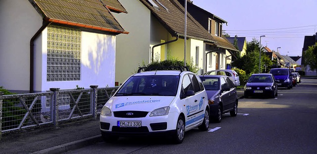 Es wird eng im Dorf: Immer mehr  Verke...e  wurden nun Parkflchen ausgewiesen.  | Foto: Dieter Erggelet