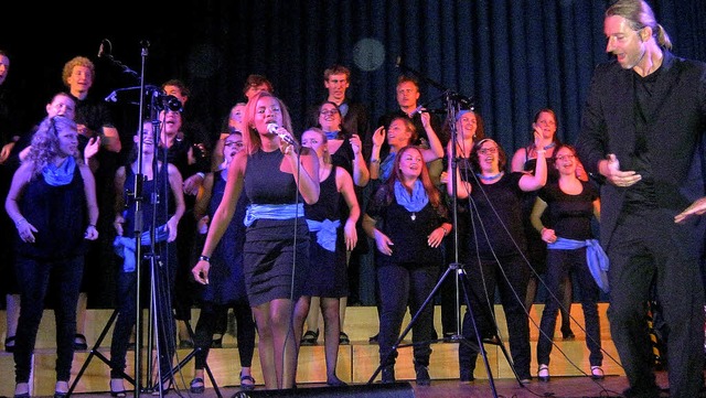 Mitreiendes Konzert: Der Chor  &#8222...cius&#8220; im Bad Krozinger Kurhaus.   | Foto: Anne Freyer