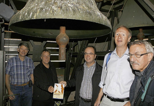 Im Glockenstuhl  von St. Nikolaus (von... Schfer, Harry Huhn und Helmut Opitz   | Foto: heidi fssel