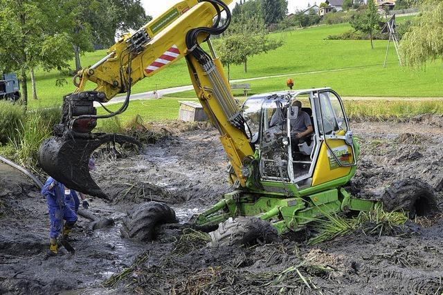 Mchtiger Bagger whlt im Schlamm