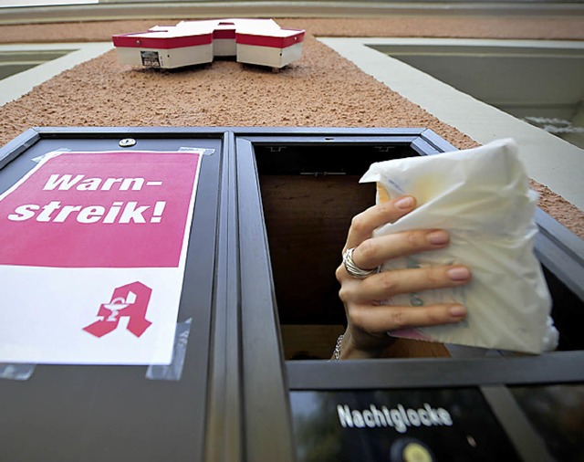 Manch eine Apotheke bedient heute  durch die Notdienstklappe.   | Foto: dpa