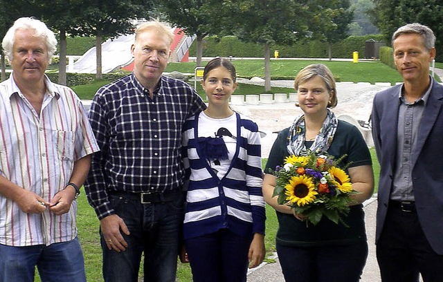 Blumen zum Abschied (von links): Bder...bara und Brgermeister  Michael Wilke   | Foto: zvg