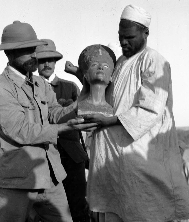 Das Grabungsteam Hermann Ranke, Paul H...te im Jahr 1912 am Fundort in gypten.  | Foto: Fotos: Universittsarchiv Freiburg
