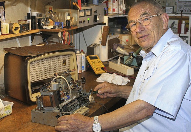 Ernst Friedrich Berger bei der Instandsetzung eines lteren Rundfunkempfngers.  | Foto: Reinhard Cremer