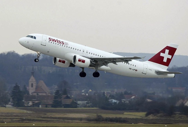 Ein Airbus der Schweiz beim Abflug  | Foto: DPA