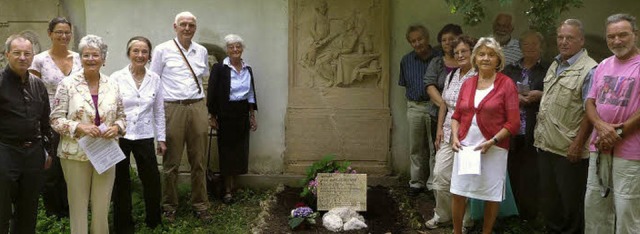 Eine neue Steinplatte auf dem Grab eri...n an den Arzt Georg Karl Starovasnik.   | Foto: Hans Sigmund