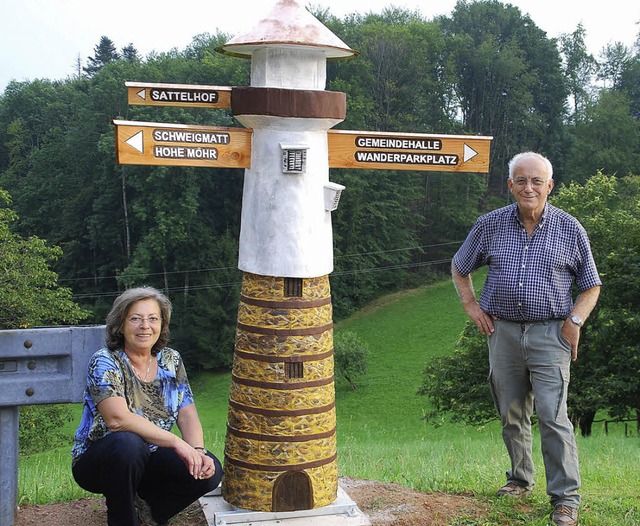 Henny Potthin und Raitbachs Ortsvorste...freuen sich ber den neuen Wegweiser.   | Foto: Edgar Steinfelder