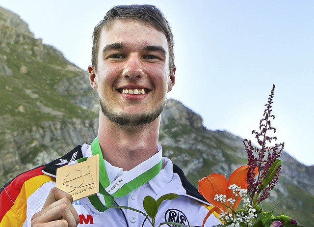 Goldmedaille mal eckig: Eike Jacob und seine Trophe  | Foto: Privat