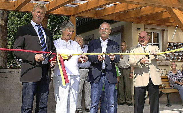 Mit dem gemeinsamen Schnitt von Brger...ue Pergola ihrer Bestimmung bergeben.  | Foto: Bianka Pscheidl