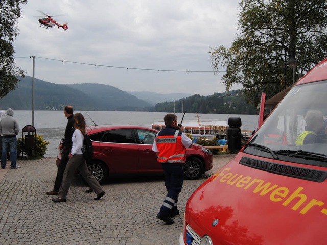 Der Hubschrauber &#8211; links oben im...anitter am Ufer bleibt nur Abwarten.   | Foto: Kamera 24