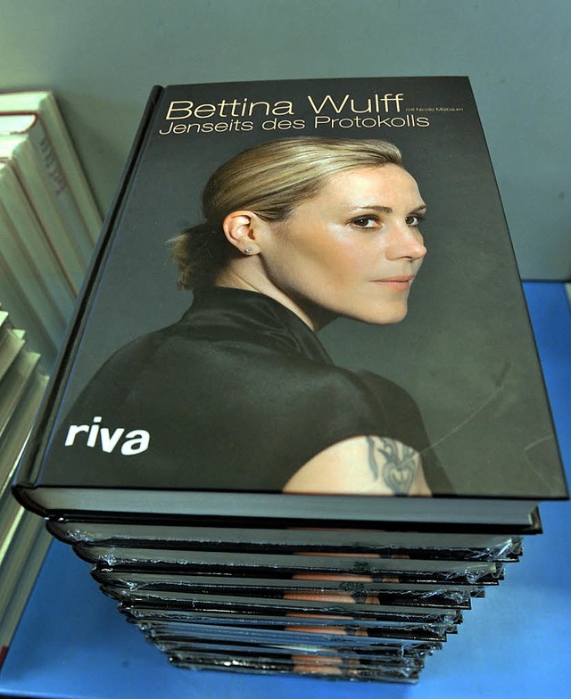 Gibt die herausfordernde Kmpferin &#8...s Buches: Ex-First-Lady Bettina Wulff   | Foto: dpa