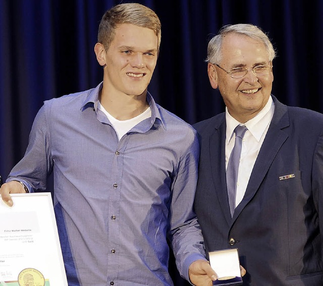 Zwei, die sich freuen: Matthias Ginter...prsident beim DFB fr Jugendfuball.   | Foto: schn